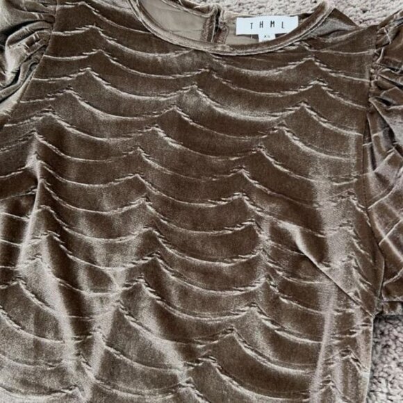 NWT THML Venice Scallop Velvet Mocha Top Sz Med MSRP $79 - Picture 3 of 9